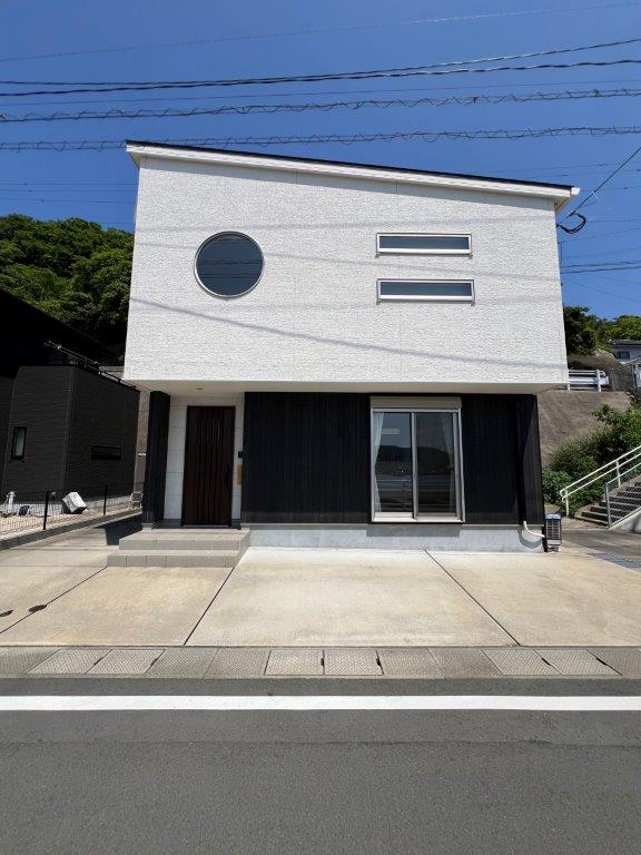 長崎市木鉢町中古住宅☆リビングから海を眺められる癒しのおうち♪太陽光発電＋蓄電池付きのオール電化でエコな暮らしを実現♪売電収入あり♪家事の効率化に配慮した間取り♪エアコンと照明器具付きで初期購入費用を抑えられます♪