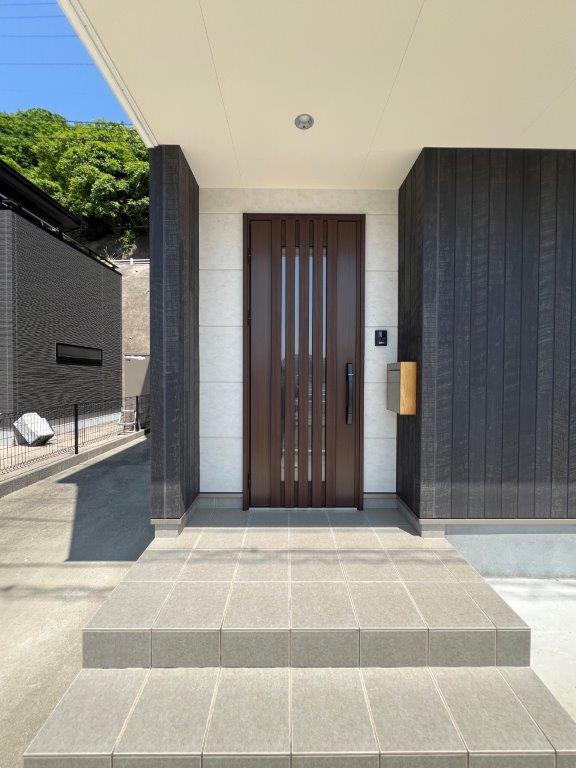 長崎市木鉢町中古住宅☆リビングから海を眺められる癒しのおうち♪太陽光発電＋蓄電池付きのオール電化でエコな暮らしを実現♪売電収入あり♪家事の効率化に配慮した間取り♪エアコンと照明器具付きで初期購入費用を抑えられます♪