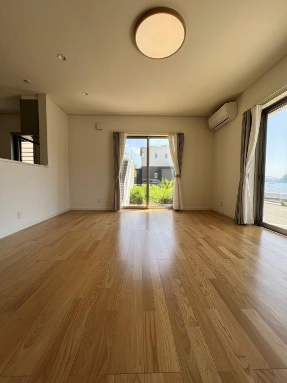 長崎市木鉢町中古住宅☆リビングから海を眺められる癒しのおうち♪太陽光発電＋蓄電池付きのオール電化でエコな暮らしを実現♪売電収入あり♪家事の効率化に配慮した間取り♪エアコンと照明器具付きで初期購入費用を抑えられます♪