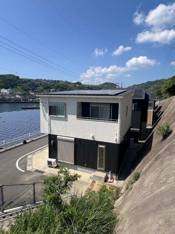 長崎市木鉢町中古住宅☆リビングから海を眺められる癒しのおうち♪太陽光発電＋蓄電池付きのオール電化でエコな暮らしを実現♪売電収入あり♪家事の効率化に配慮した間取り♪エアコンと照明器具付きで初期購入費用を抑えられます♪