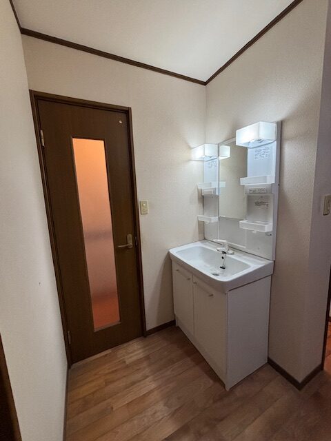 諫早市小長井町牧☆中古戸建☆建物の半分以上は一度、解体して平成16年に建て直ししております！ゆとりある間取です♪空家となっておりますので内覧可能です。お気軽にお問い合わせください♪
